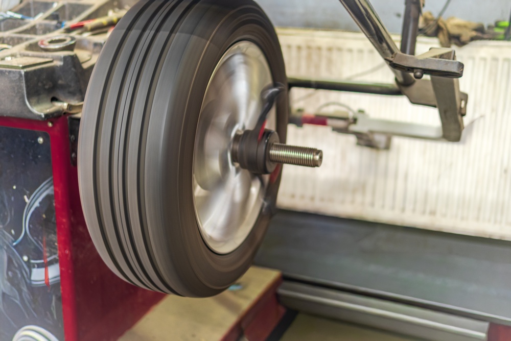 Spinning,Car,Wheel,On,Tire,Balancing,Machine,In,Auto,Repair
