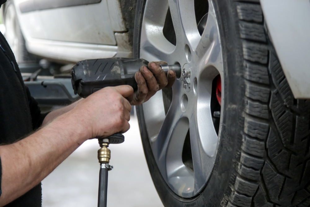 Close,Up,Of,Car,Tire,Replacement,In,Auto,Repair,Workshop